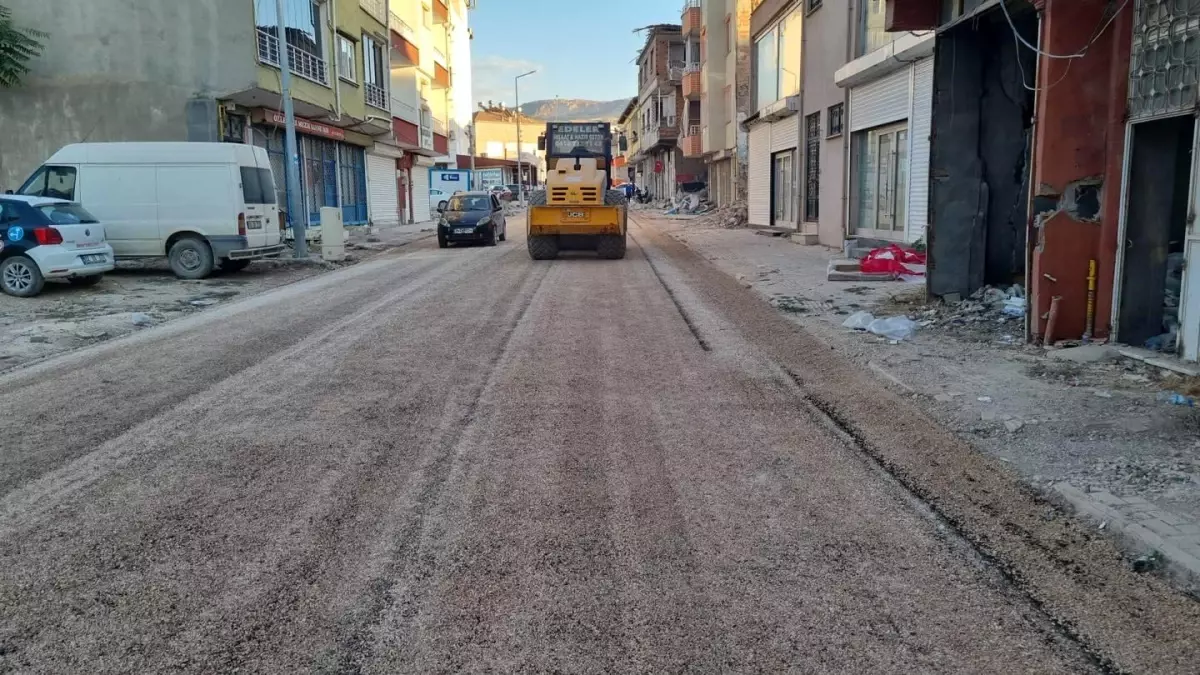 Gölbaşı Belediyesi Yol Yapım ve Onarım Çalışmalarına Devam Ediyor