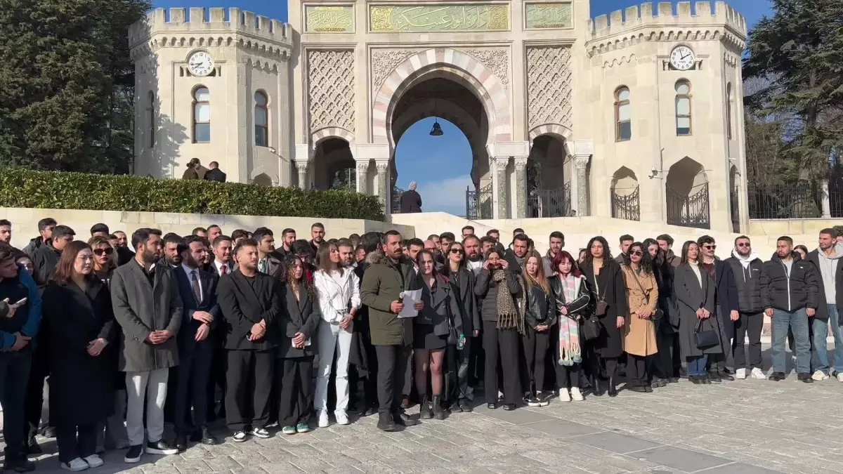 CHP’li Gençler Beyazıt Meydanı’nda Bütçeye Tepki Gösterdi