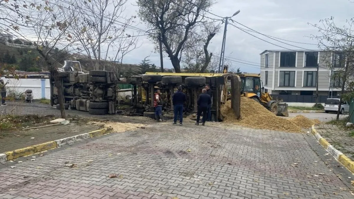 İstanbul Beylikdüzü’nde yol çöktü: Kamyon içine düştü!